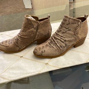 Baretraps comfort NWOT boots. Never used.